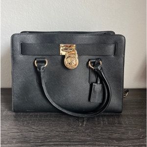 Color: black
Dimensions: 12.5 x 9.5 x 5
Great condition (used a few times)